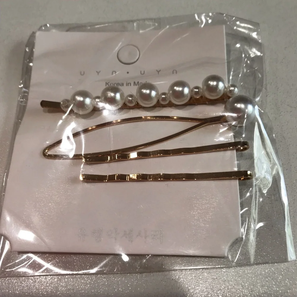 🌼NWT Set of 4 New Cute Stylish Hair Clips